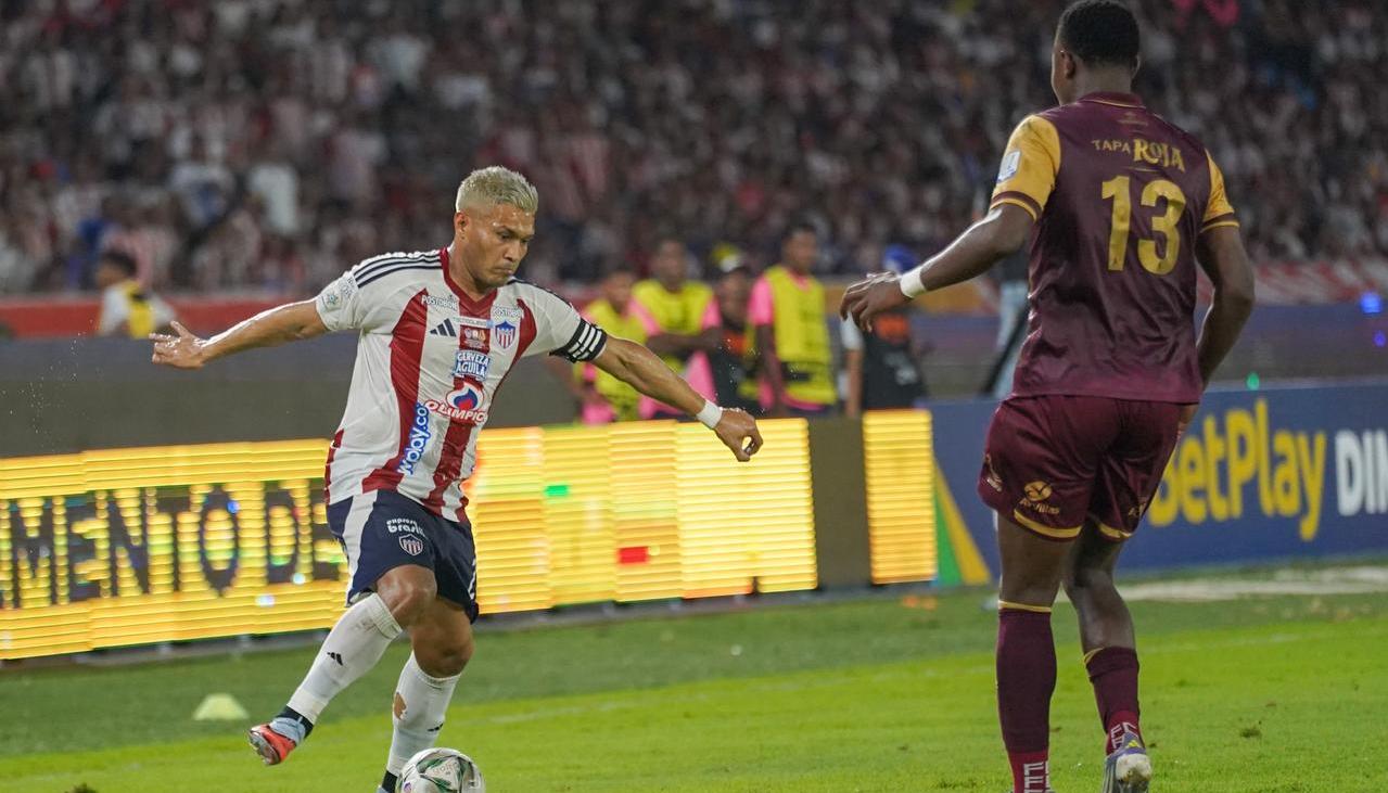 Teófilo Gutiérrez encara a Mauricio González, del Tolima. 