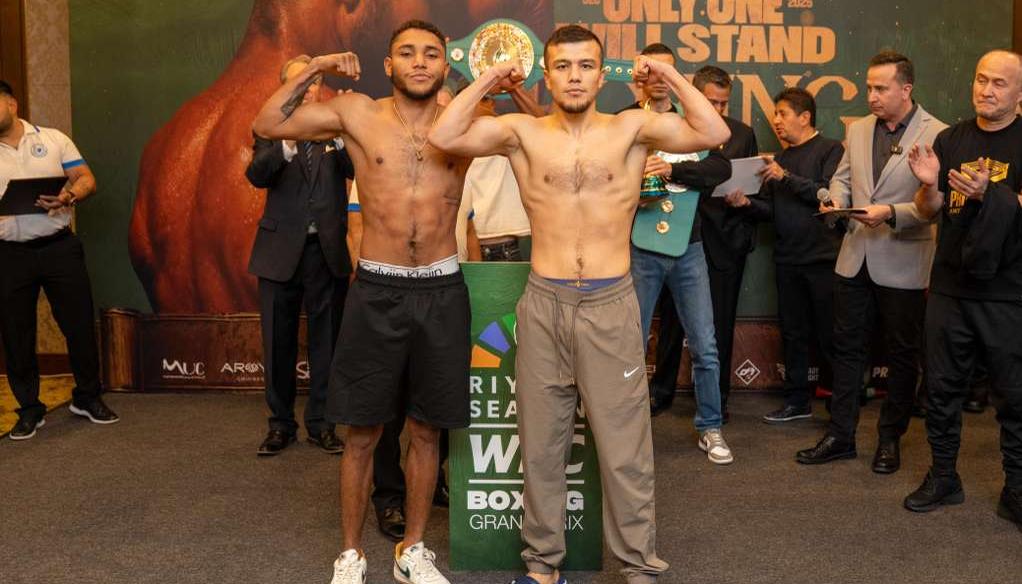 Carlos Utria tras el pesaje con su rival en la final del Grand Prix el uzbeko Mujibillo Tursunov. 