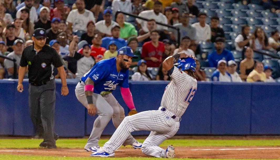Carlos Arroyo, corredor de Caimanes, llega a salvo a tercera base.