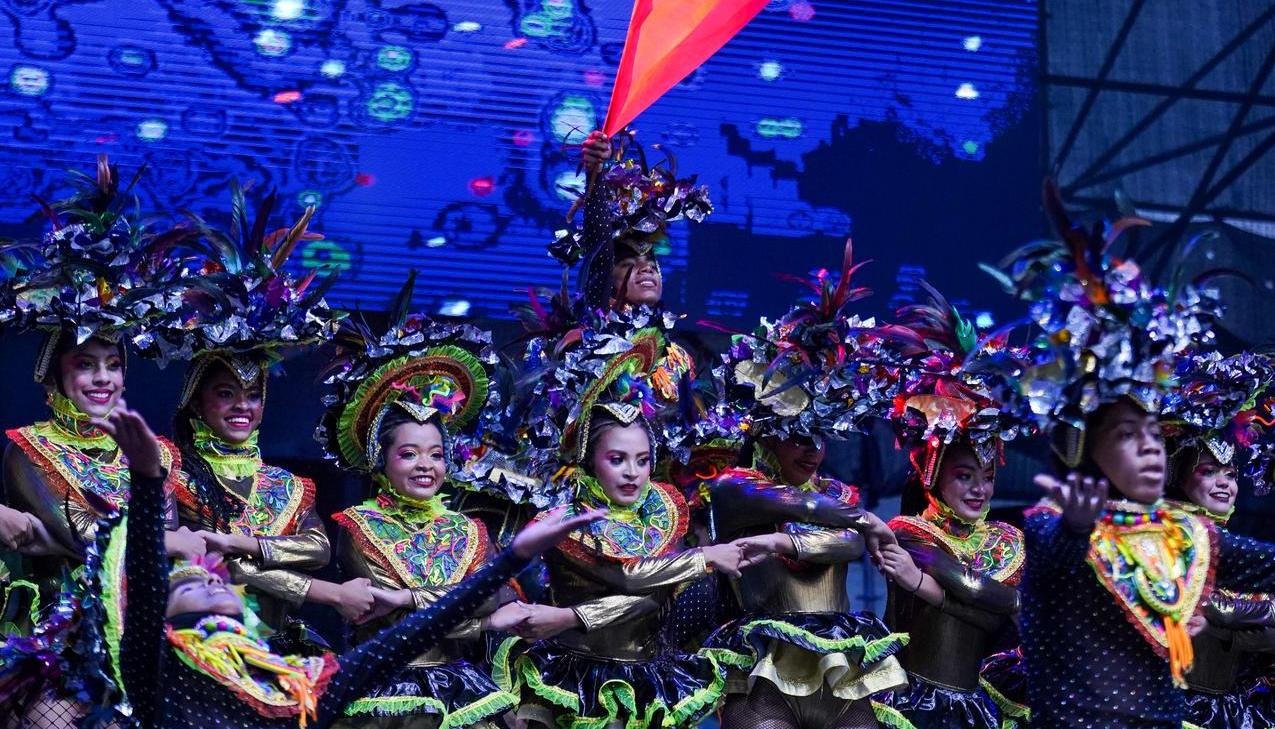 Mucho color y folclor se vio esta tarde en la Plaza de la Paz. 