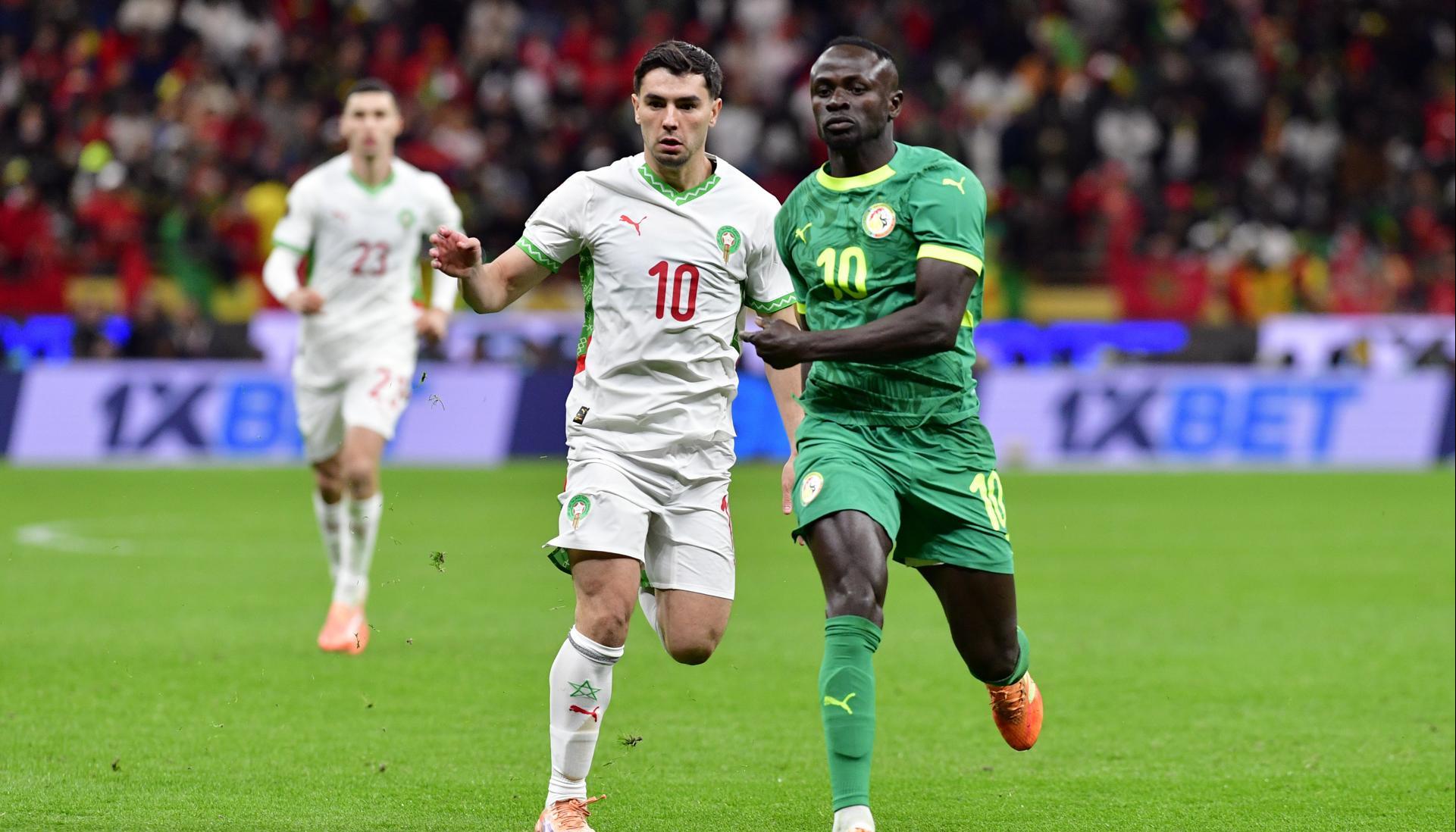 Brahim Díaz y Sadio Mané en acción del partido.