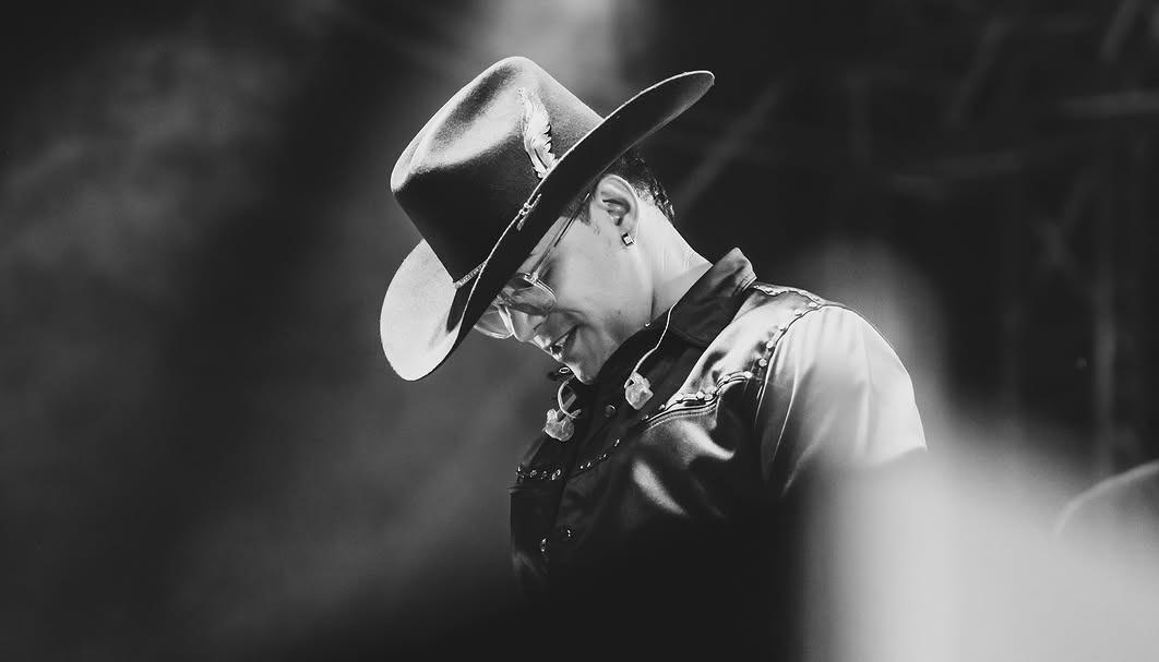 El cantante de música popular lanzó ocho álbumes. 