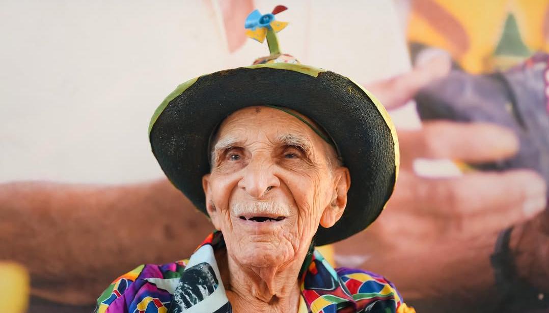 Ismael Escorcia Medina, creador del disfraz de El Descabezado. 