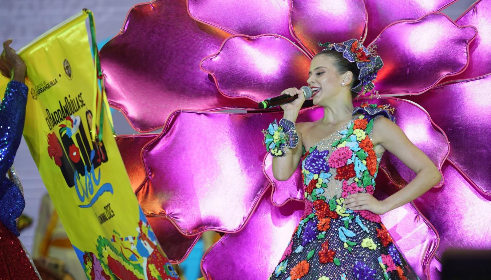 Tatiana Angulo, Reina del Carnaval 2025 leyendo su Bando. 