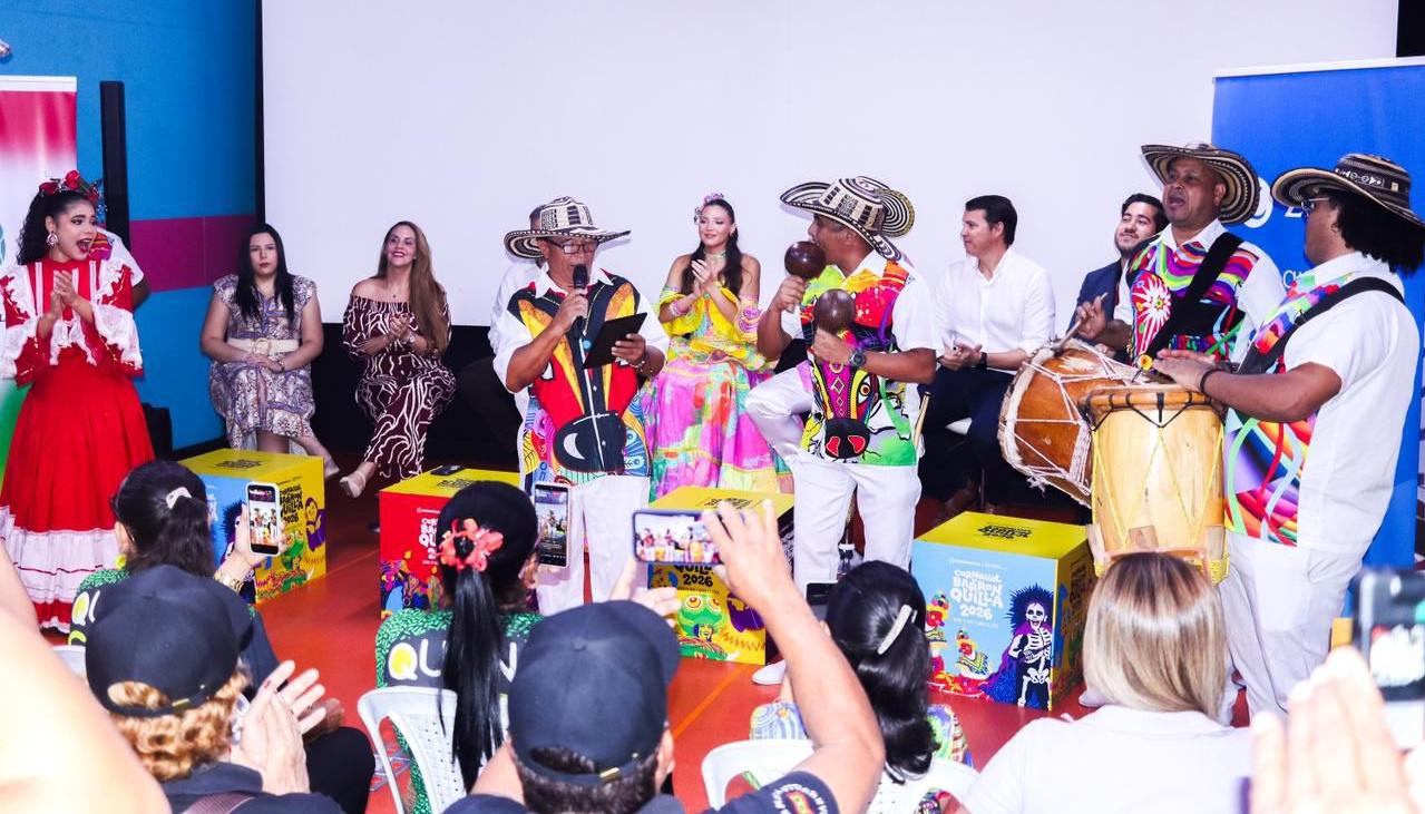 Directivos de las distintas clínicas aliadas junto a los Reyes del Carnaval.