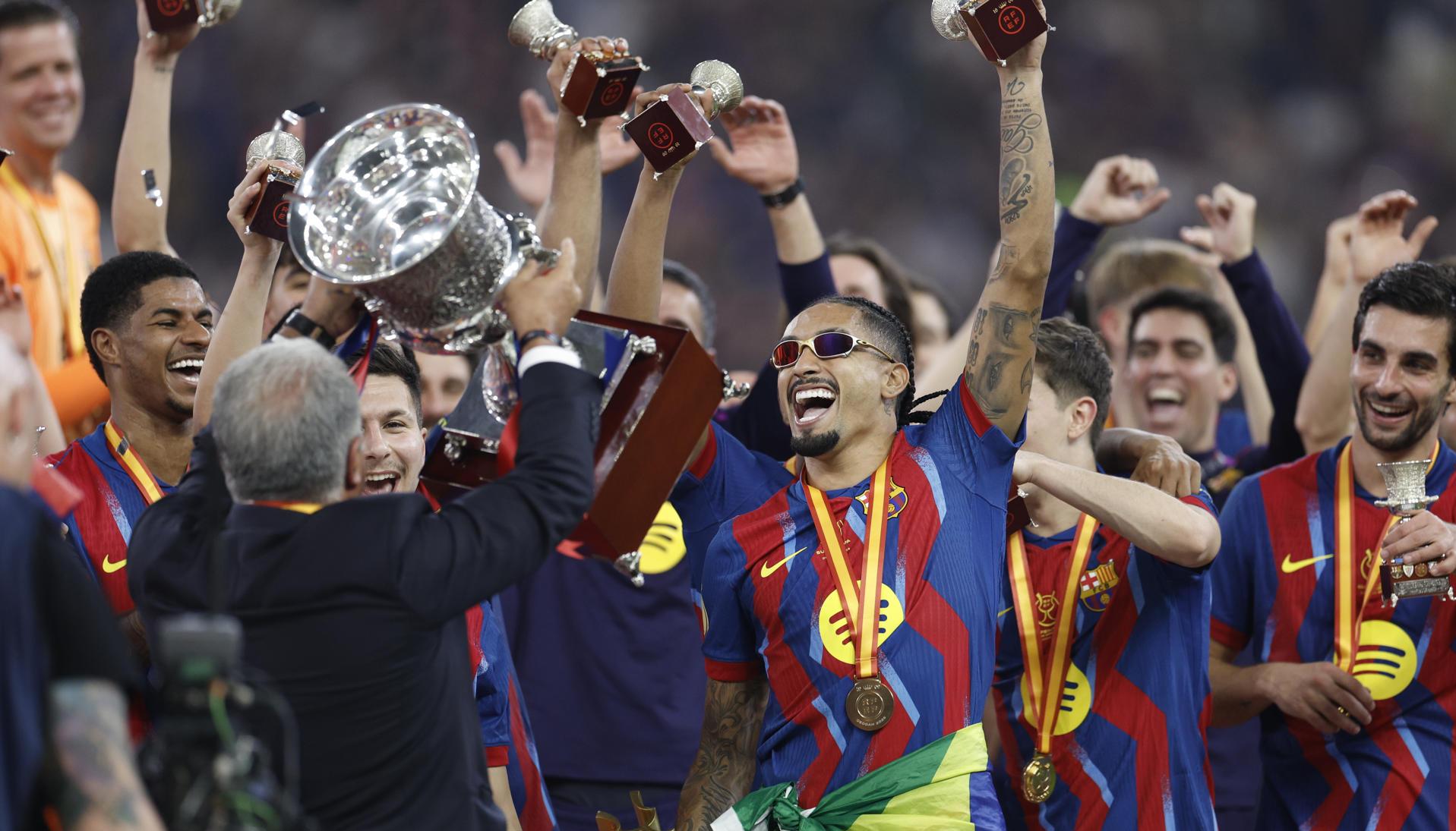 Los jugadores del Barcelona celebran su título.