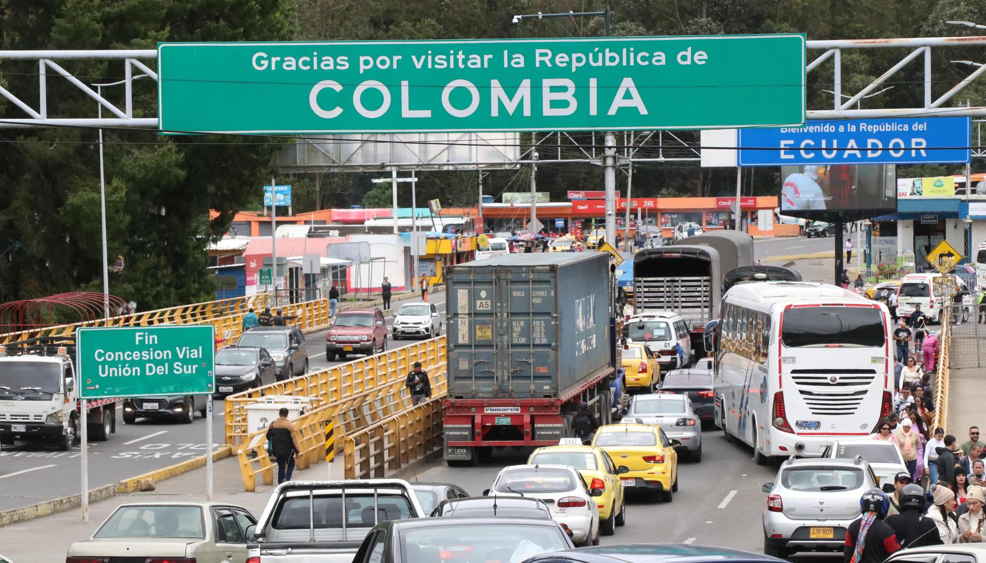 Camiones en frontera Colombia-Ecuador.