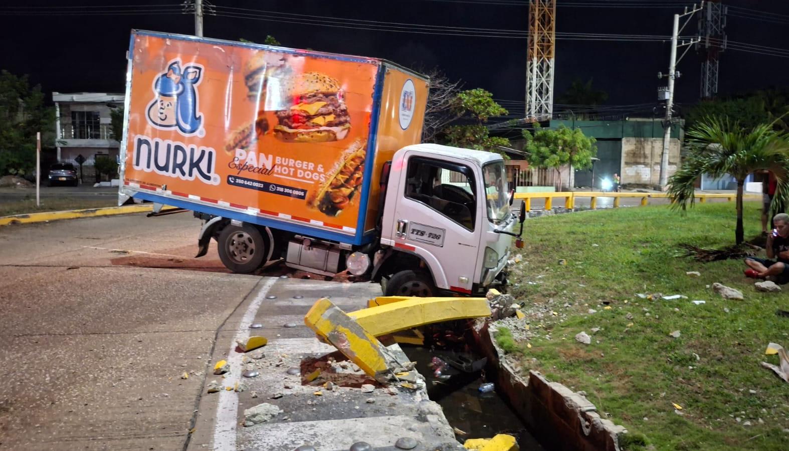 Accidente en la rotonda de Las Flores.