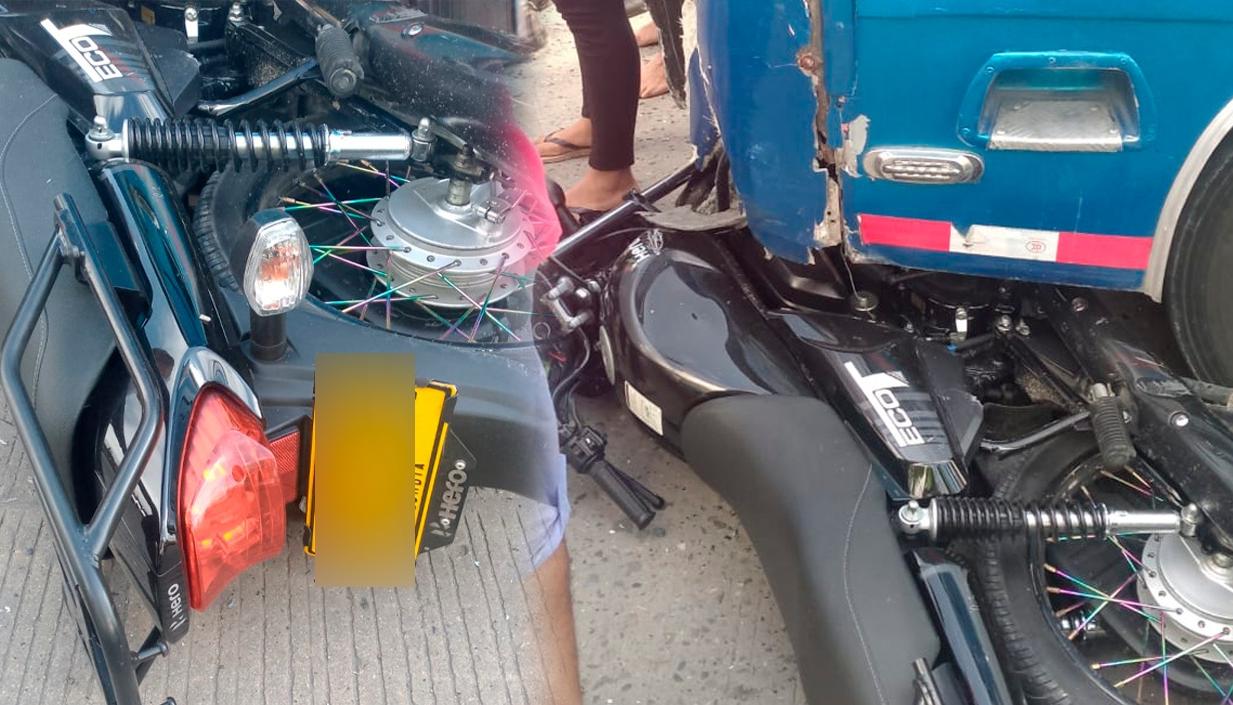 La moto y el bus involucrados en el accidente. 