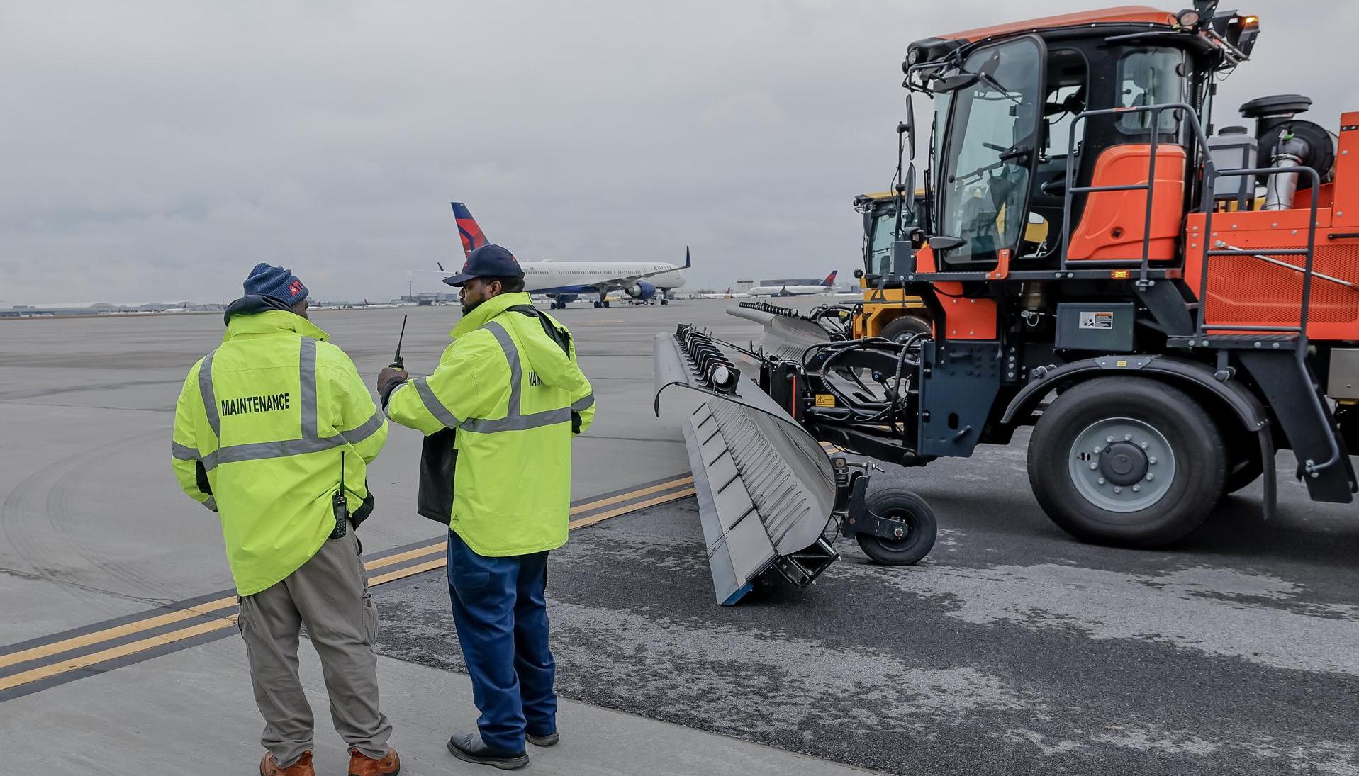Funcionarios muestran equipos para remover nieve y hielo en el Aeropuerto Internacional Hartsfield-Jackson de Atlanta. 