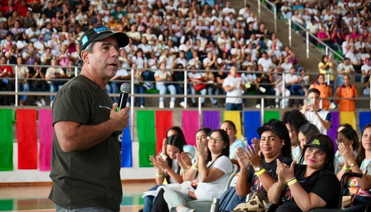 Alcalde Alejandro Char con talento humano del programa de Primera Infancia.