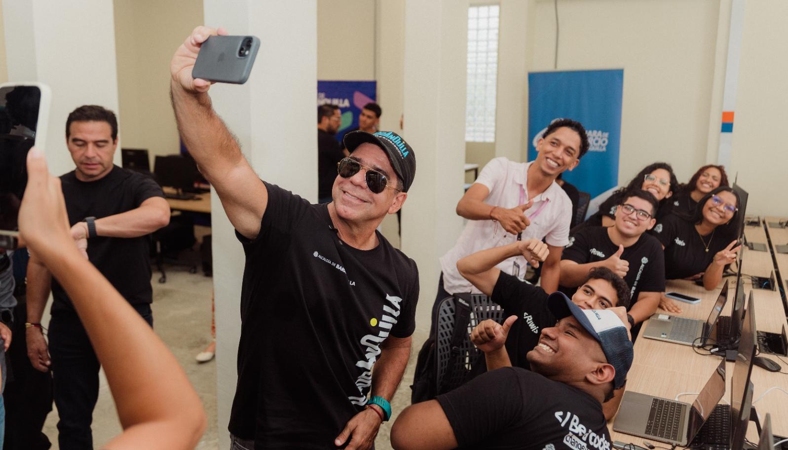 Alcalde Alejandro Char con jóvenes que hacen parte de Riwi. 