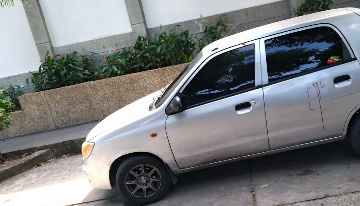 El vehículo en que se movilizaban las víctimas en la parte externa del Camino Murillo. 