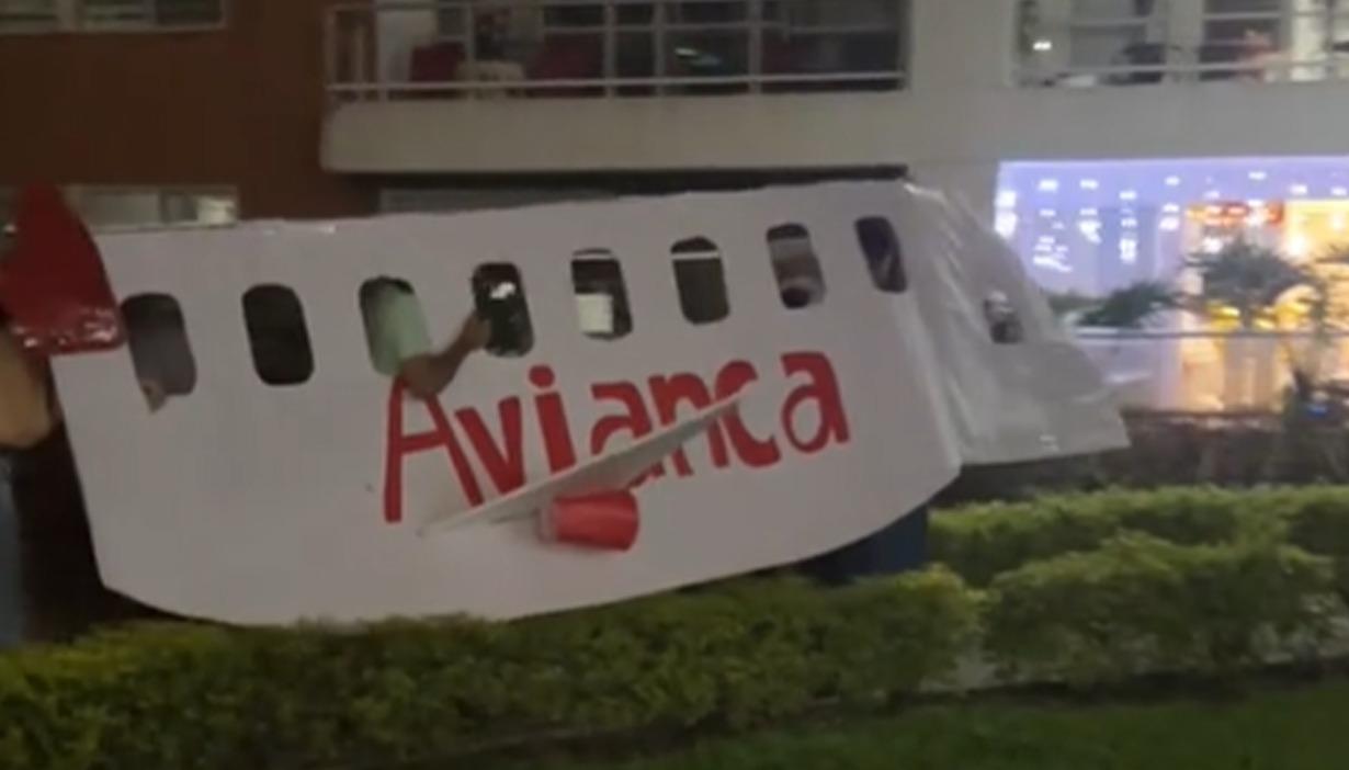 Avión de cartón armado por familia caleña.