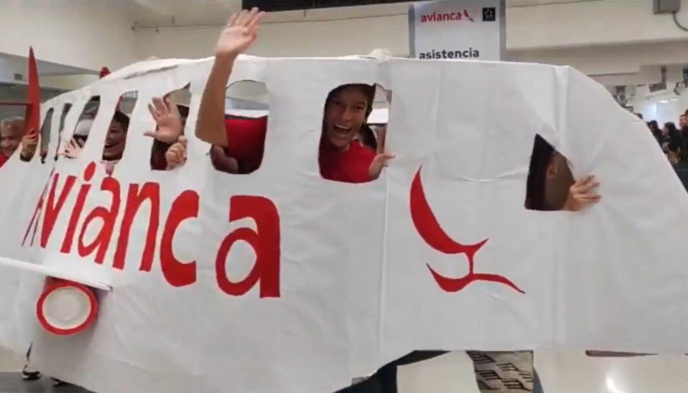 Familia caleña en el Aeropuerto Internacional Alfonso Bonilla Aragón.