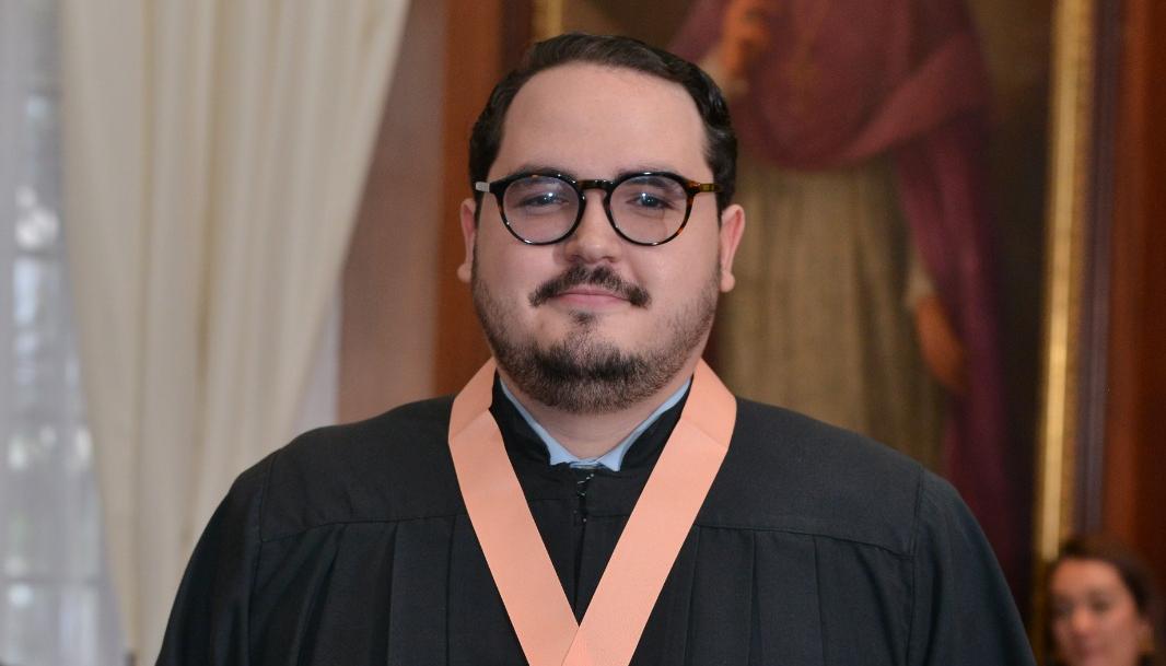 Eduardo José Restrepo Caballero tras graduarse con honores. 
