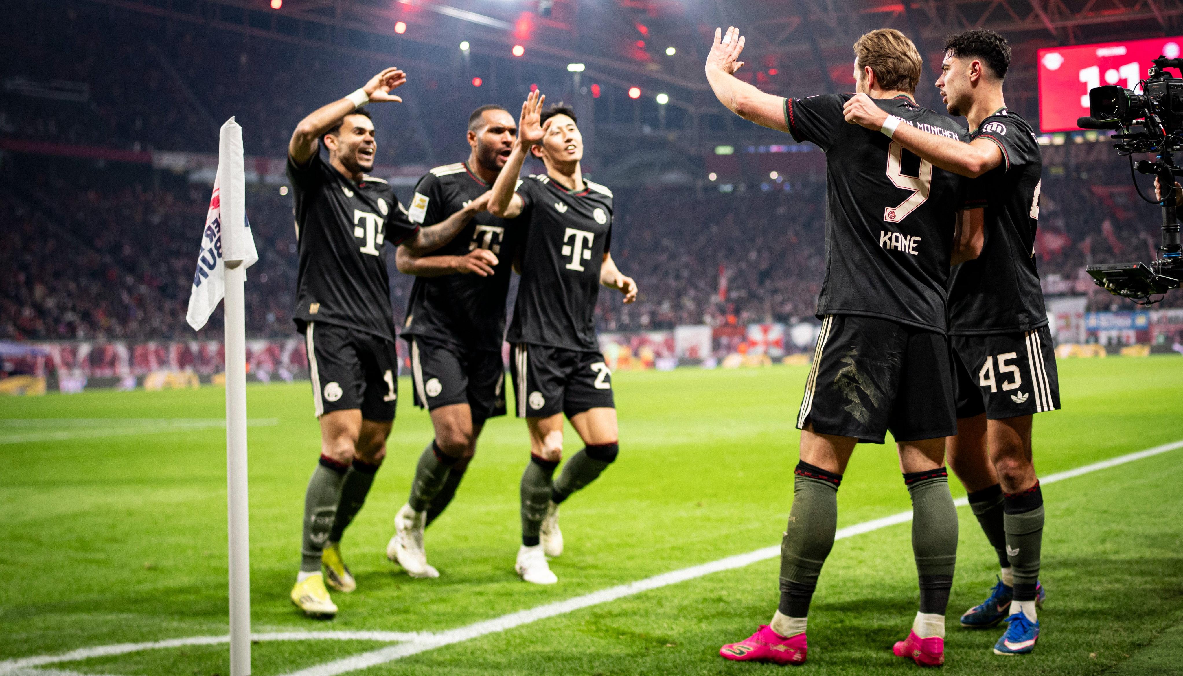 La celebración de los jugadores del Bayern Múnich, incluido Luis Díaz.