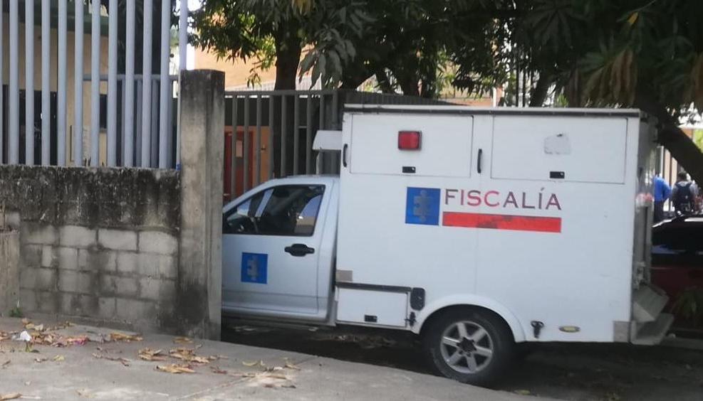 El CTI de la Fiscalía trasladado un cuerpo a Medicina Legal. 