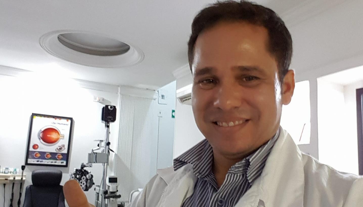 El optómetra Carlos Enrique Rojas Ávila.