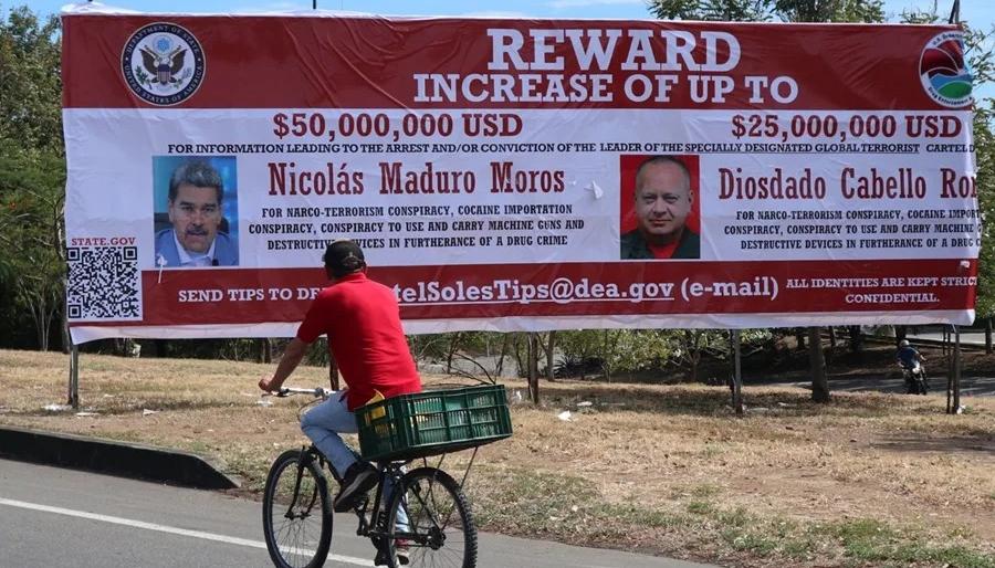 Uno de los carteles con la recompensa y las imágenes de Nicolás Maduro y Diosdado Cabello.