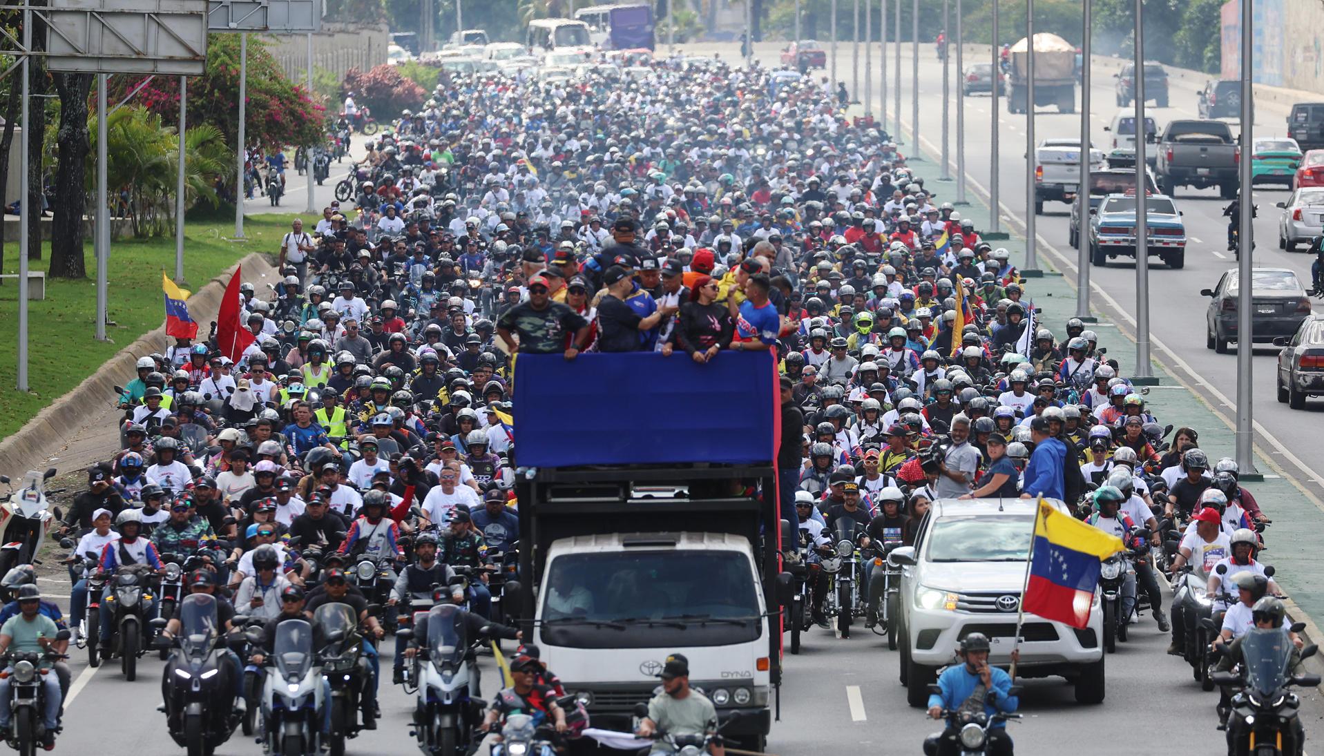 Simpatizantes del oficialismo participaron en una caravana este martes, en Caracas. 