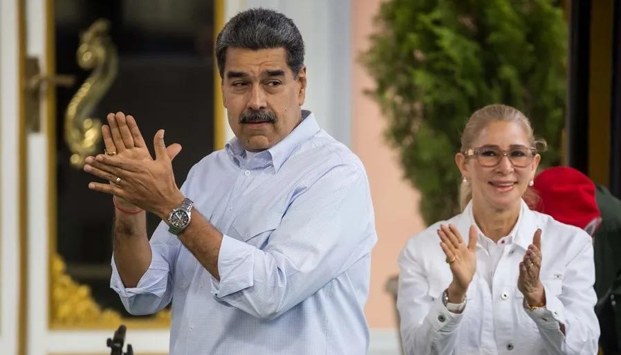 Cilia Flores junto a su esposo Nicolás Maduro.