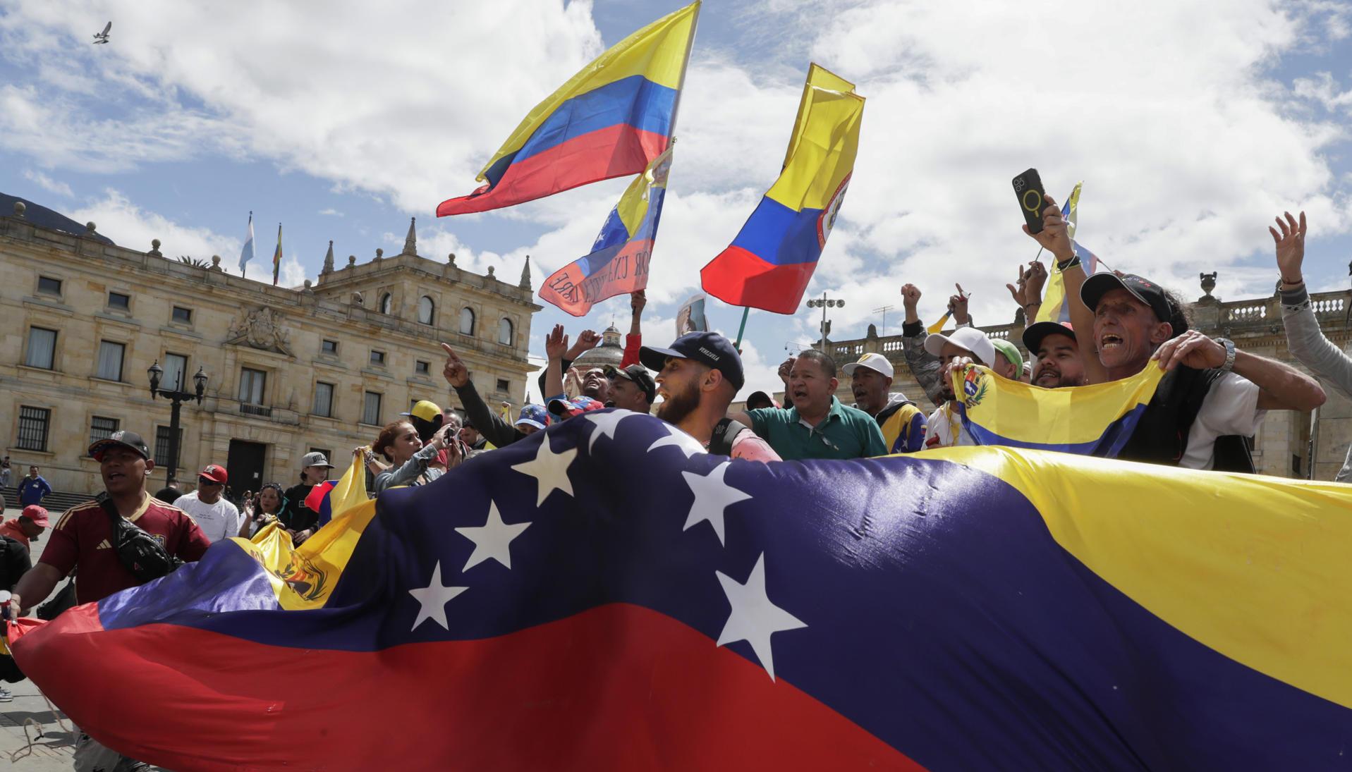 Ciudadanos venezolanos celebran durante una manifestación este sábado, en la Plaza de Bolívar en Bogotá