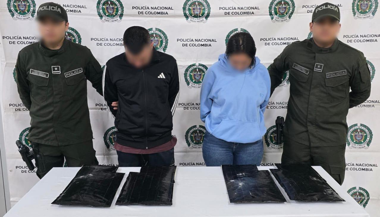 La pareja fue capturada por la Policía Antinarcóticos. 