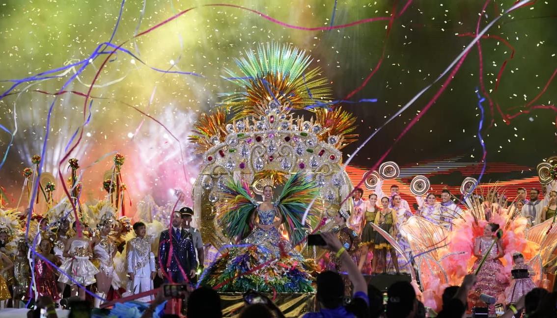 La Reina Sharon Hurtado tras recibir su corona.