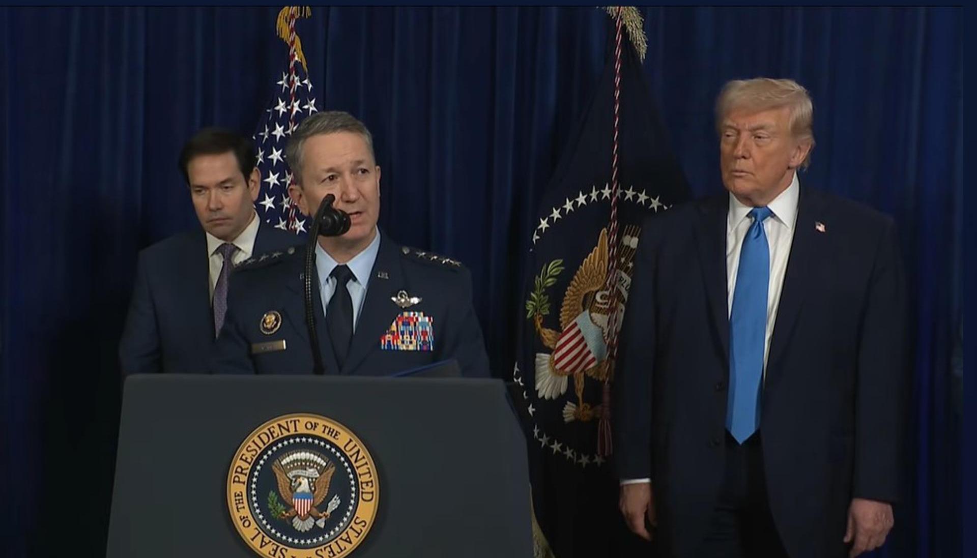 Donald Trump con sus funcionarios ofreciendo la rueda de prensa. 