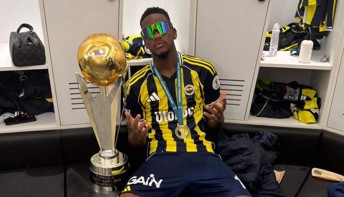 Jhon Durán con el trofeo de campeón de la Supercopa de Turquía.