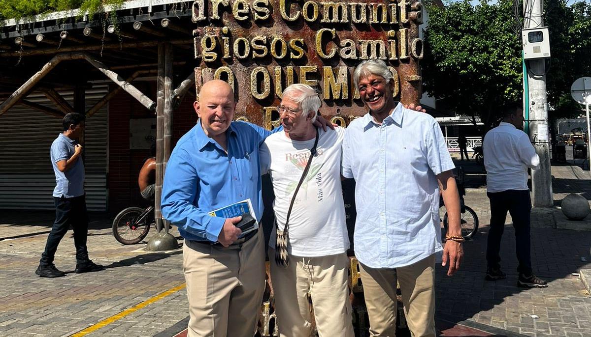 El consejero Comisionado para la Paz, Otty Patiño; el padre Cyrillus Swinne y Cristóbal Padilla, director de Colombia Compra Eficiente.