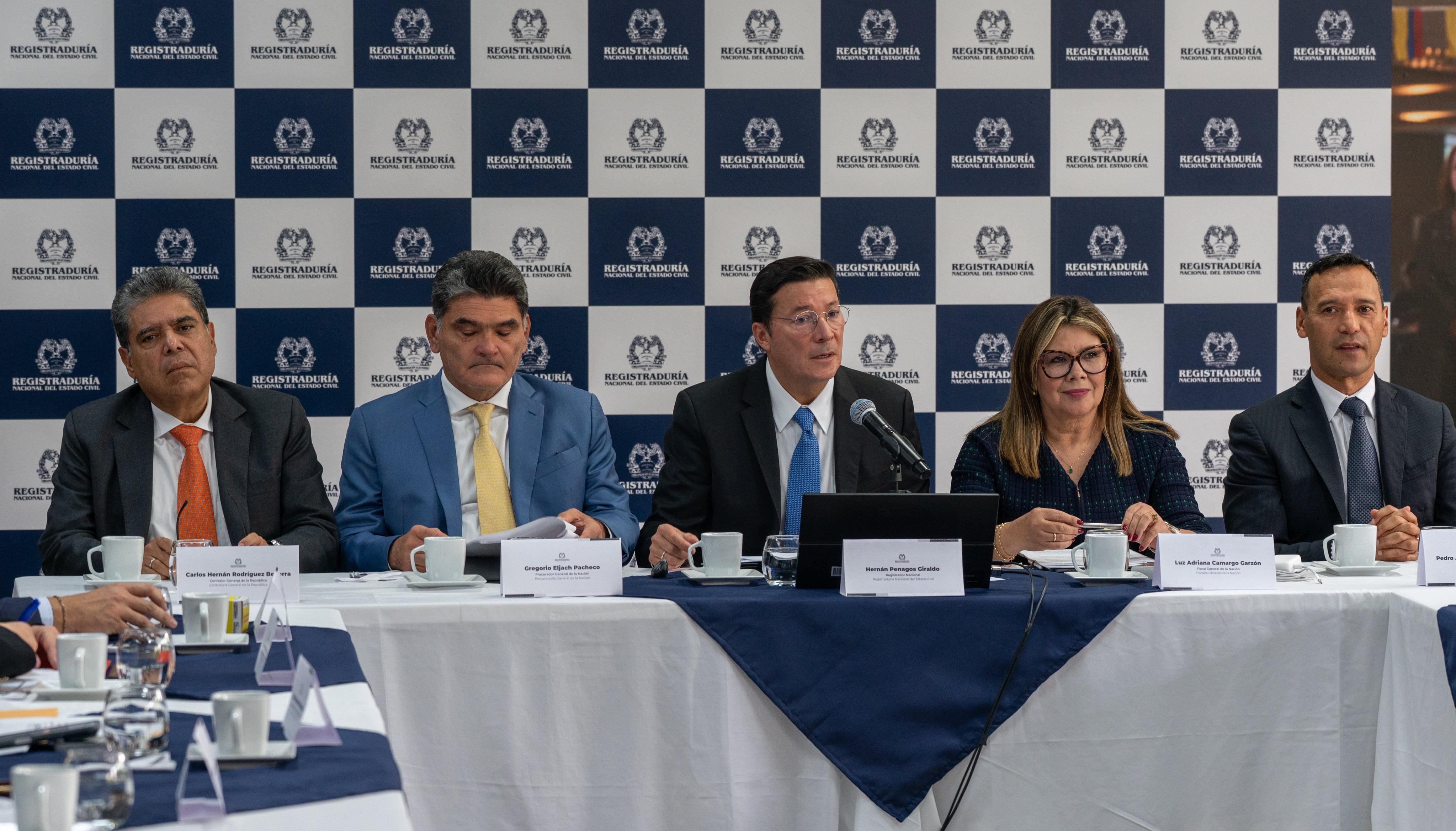 El Contralor Carlos Hernán Rodríguez, el Procurador Gregorio Eljach, el Registrador Hernán Penagos, la Fiscal Luz Adriana Camargo y el Ministro de Defensa Pedro Sánchez.