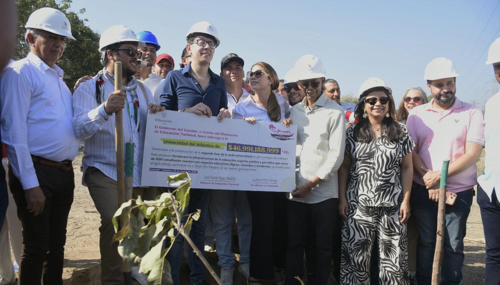 El ministro de Educación, Daniel Rojas, en la reactivación de la obra.