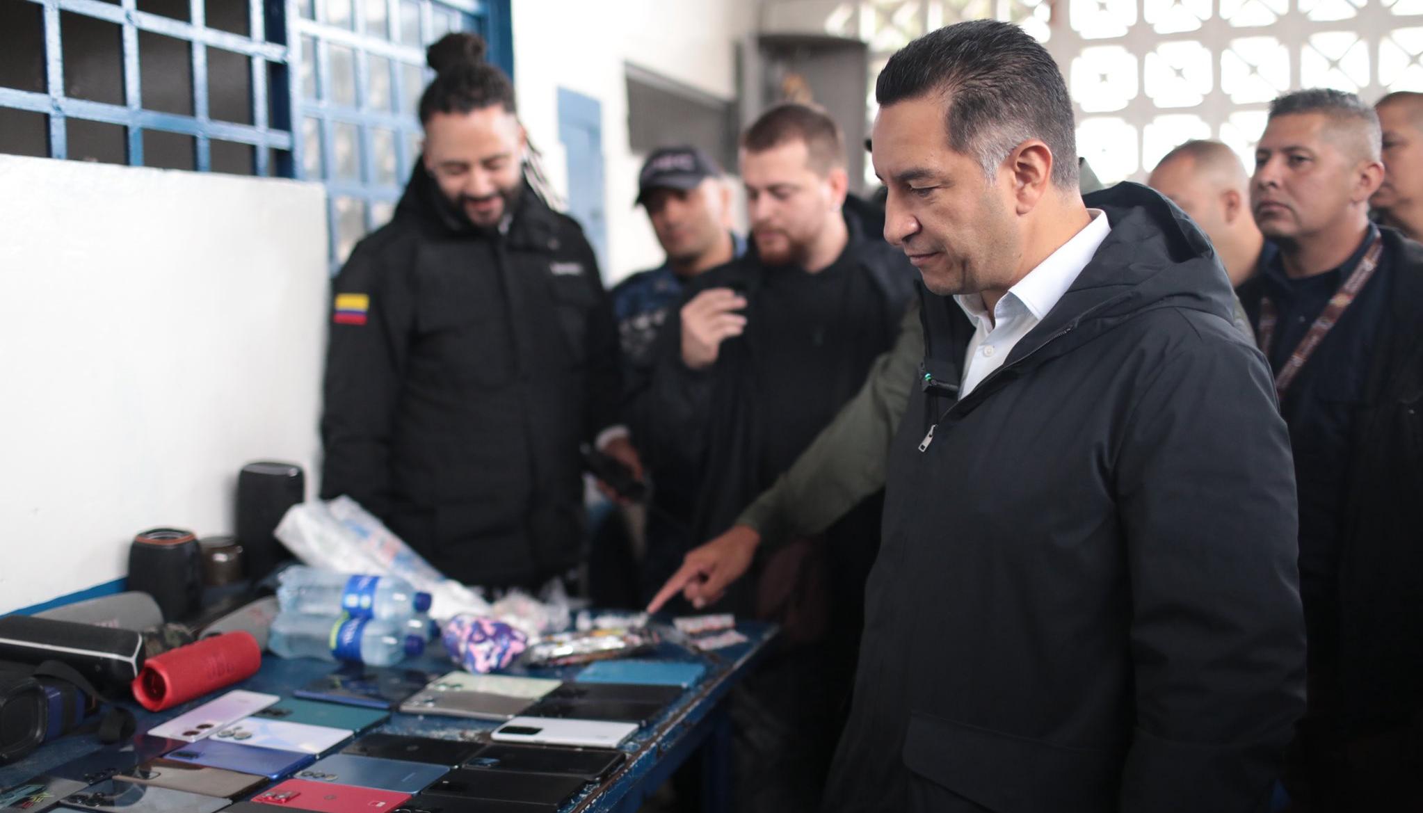 El ministro de Justicia, Andrés Idárraga, viendo el material incautado.