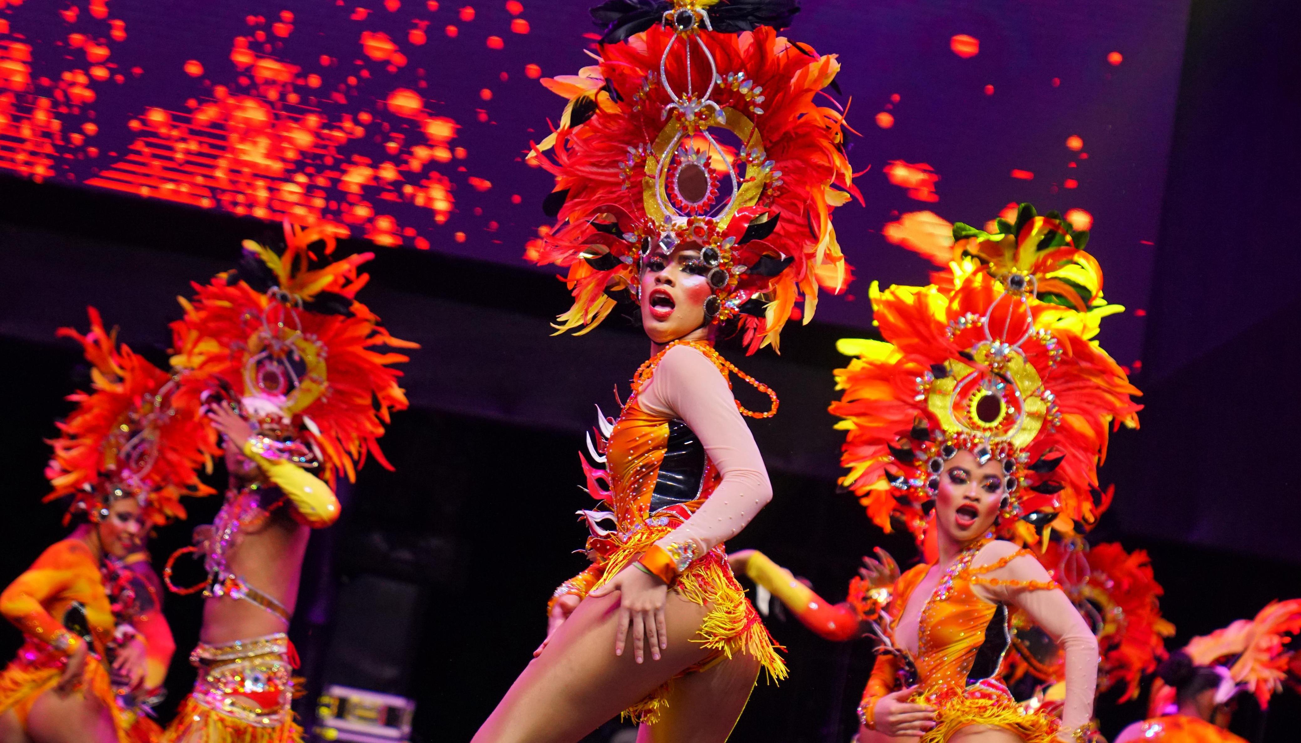 Se presentaron más de cien comparsas tanto de fantasía, como de tradición popular. 