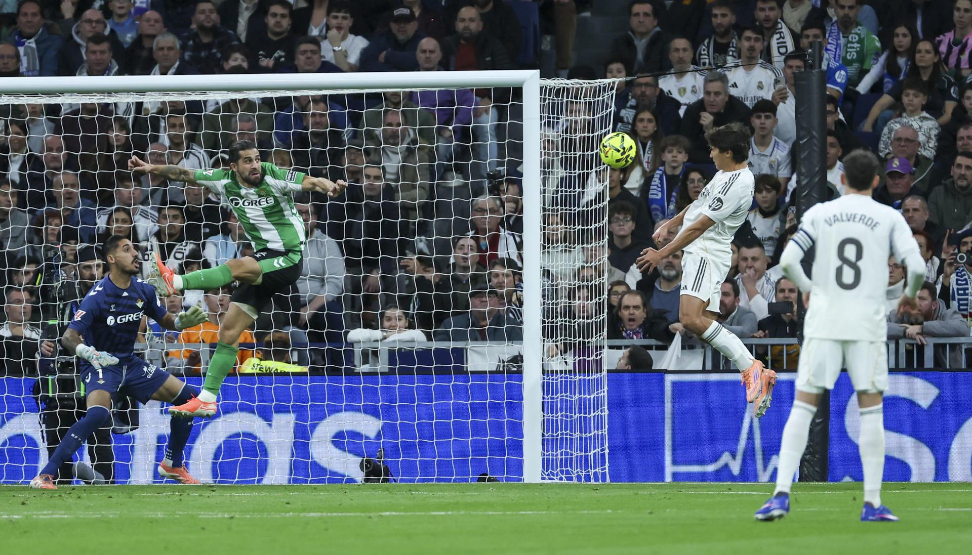 Gonzalo García en un remate a la portería