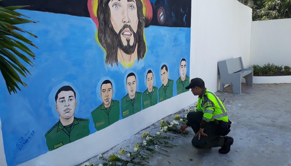 Homenaje a los seis policías fallecidos en el atentado en el lugar donde ocurrió el hecho. 
