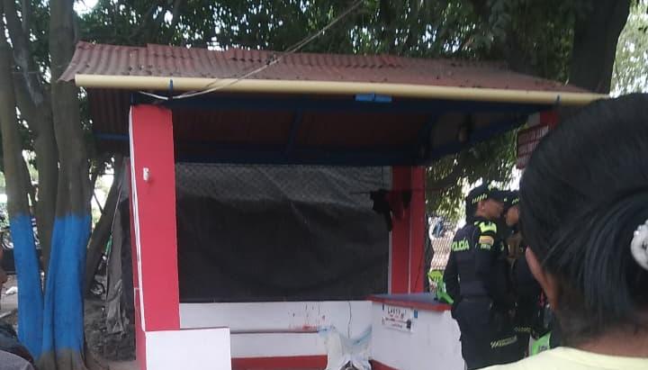 El hombre quedó muerto al interior de este pequeño kiosco. 