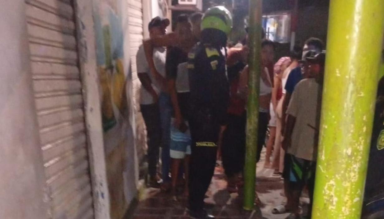 Las personas se aglomeraron en el lugar de los hechos. 