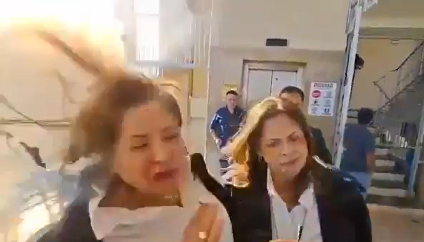 Momento del ataque contra Gladys Aurora López.