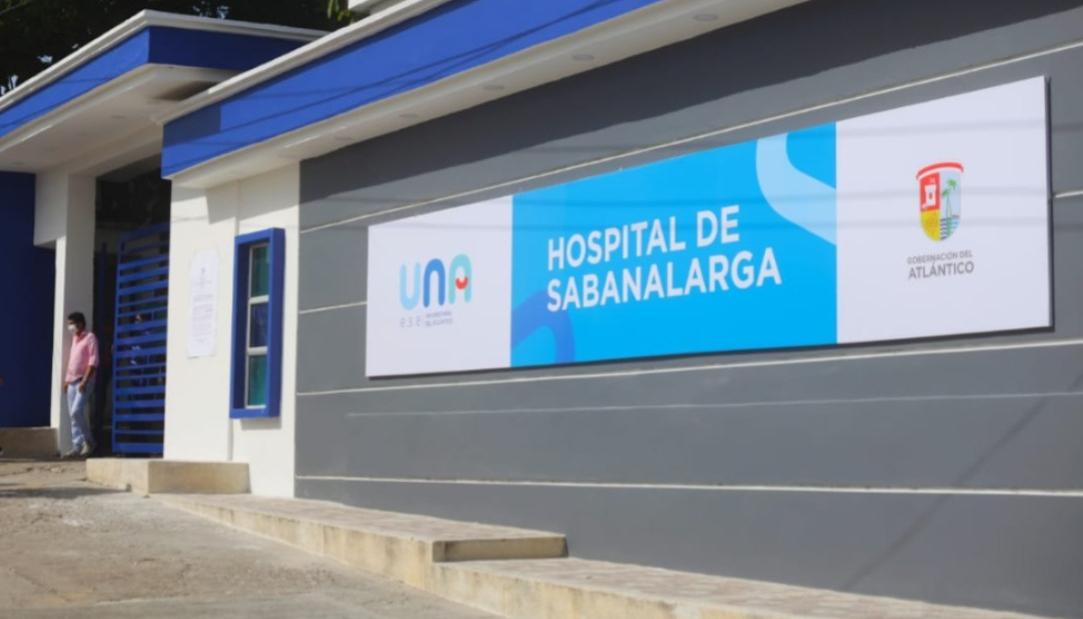 La víctima es atendida en el Hospital de Sabanalarga.