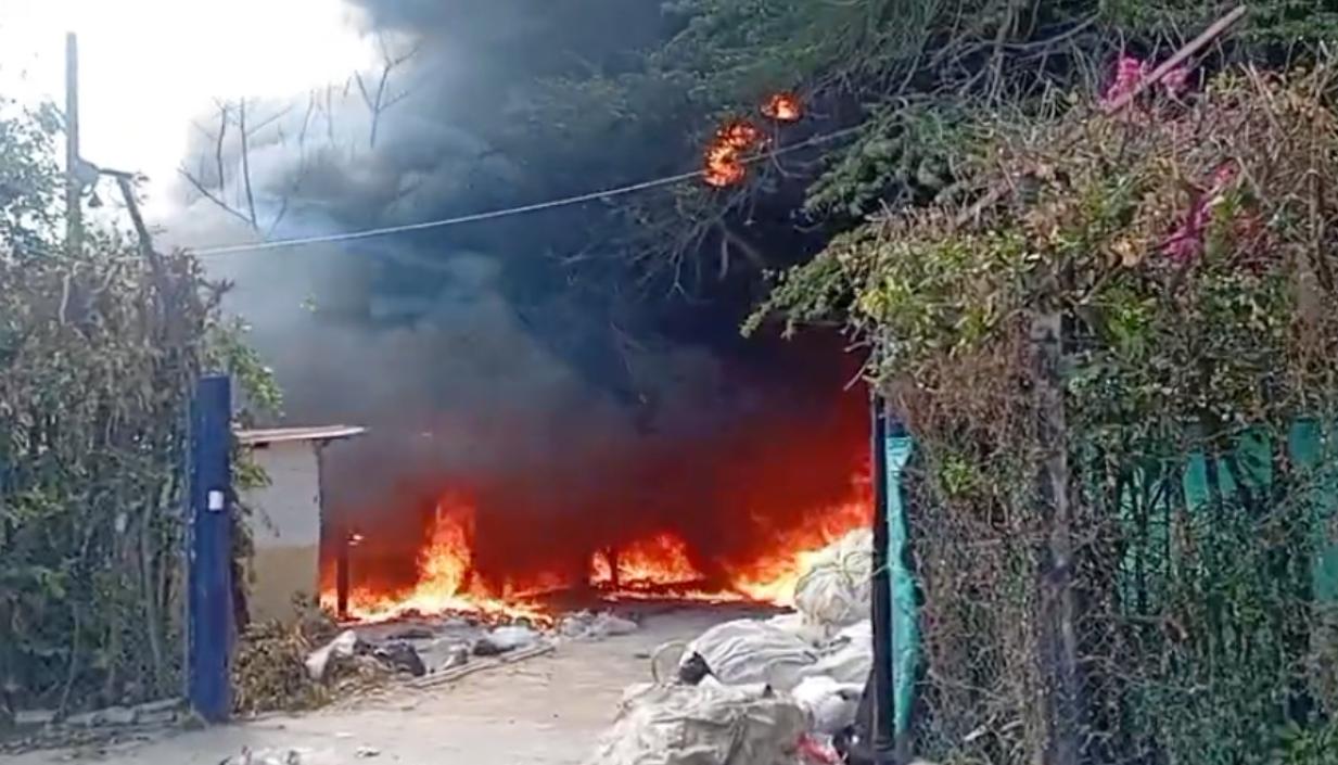 El incendio se presentó en la mañana de este lunes. 
