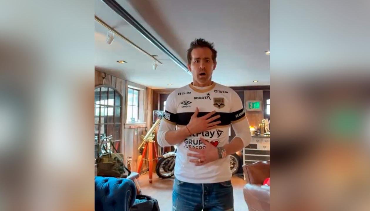 Ryan Reynolds con la camiseta del Inter de Bogotá.