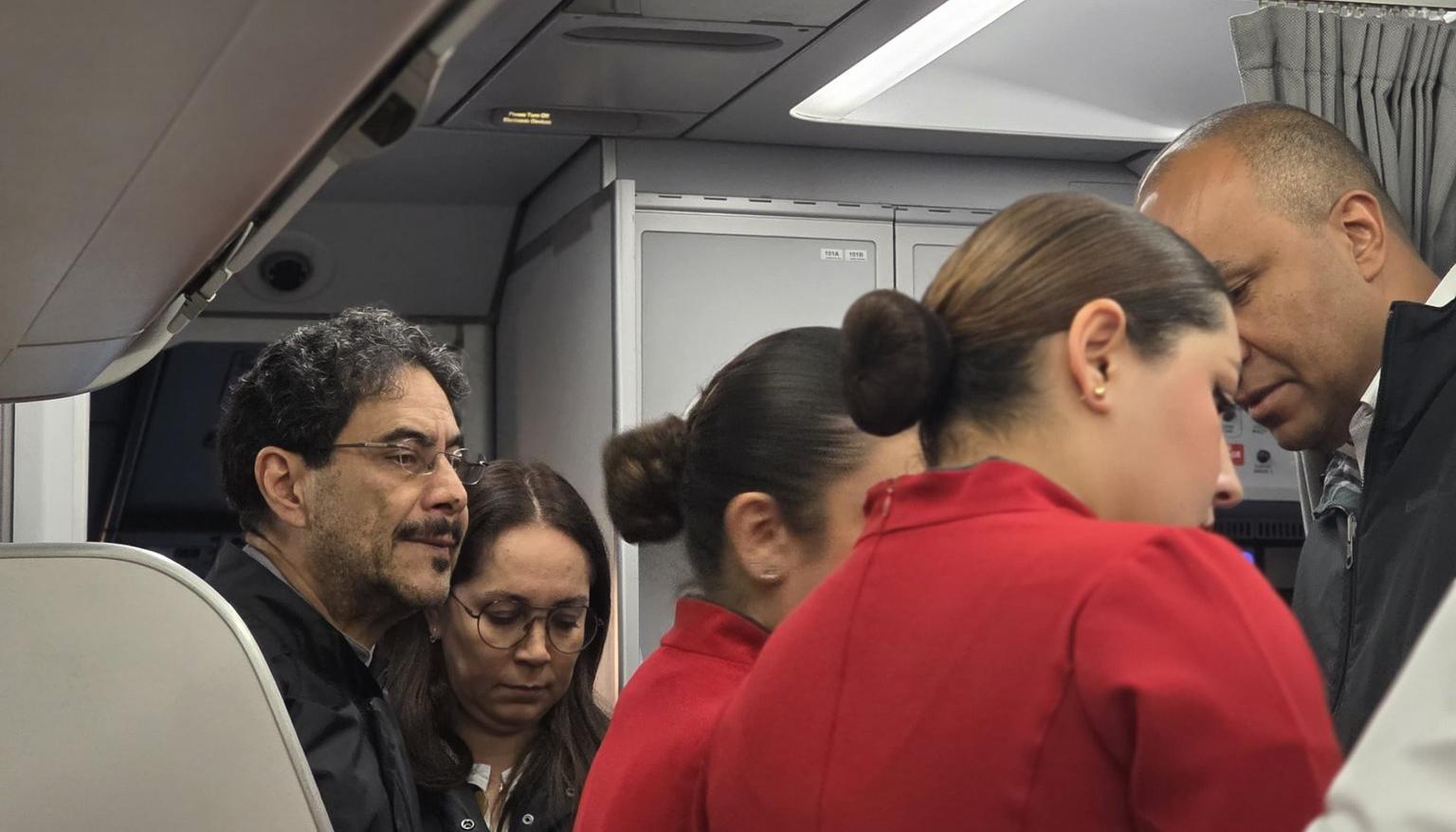 Iván Cepeda montándose en el avión.