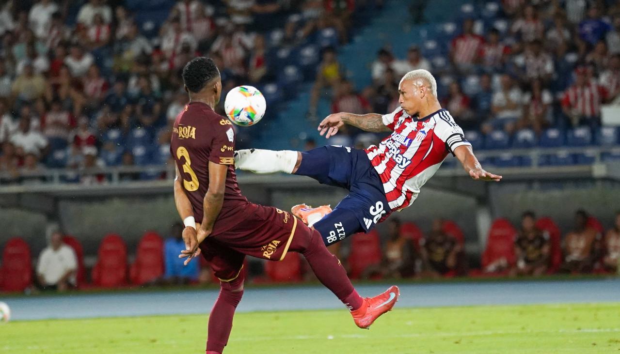 Jermein Peña en acción del partido.