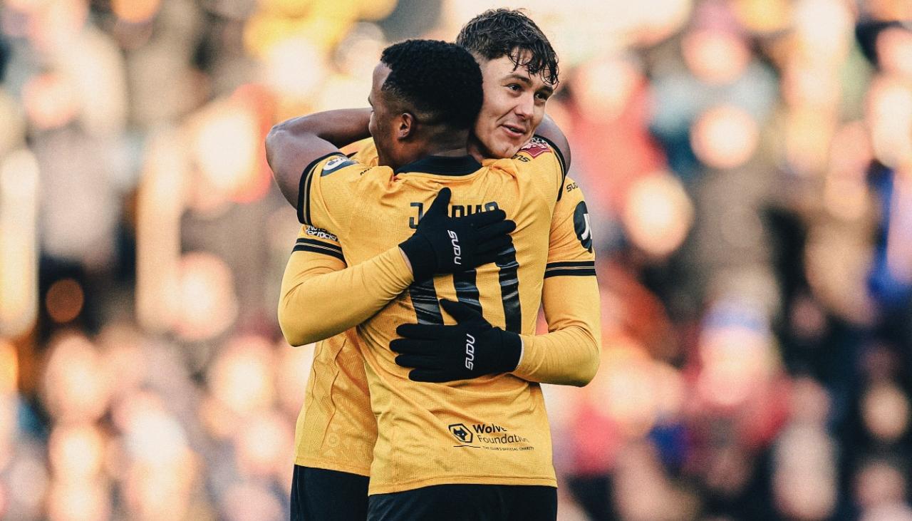 Jhon Arias celebrando uno de los goles.