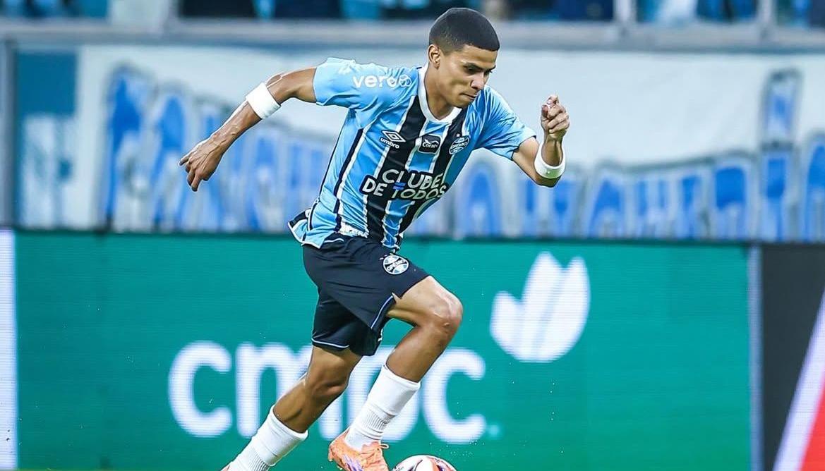 José Enamorado en su primer partido con Gremio.