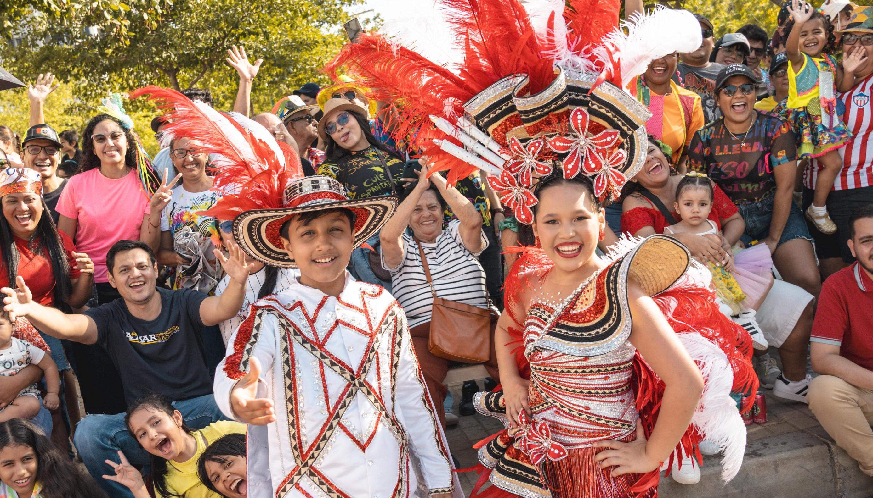 Los reyes infantiles Ashley Gómez y Germán Palomino Montes con los bordilleros.