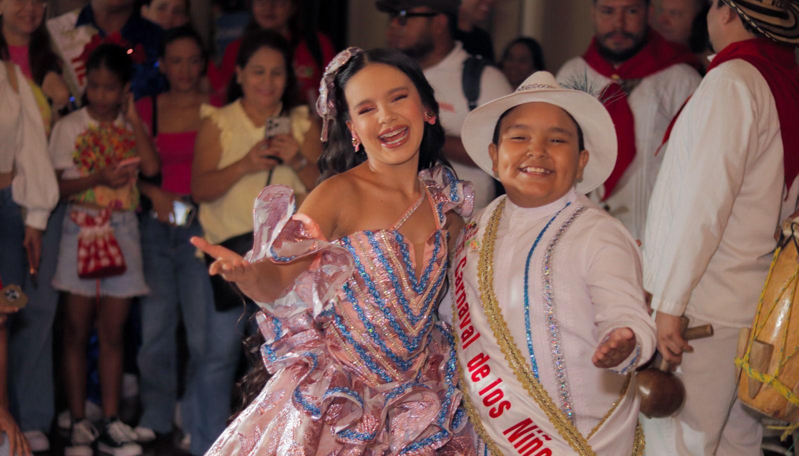 Los reyes infantiles Sharon Acosta y Joshua Ortiz.